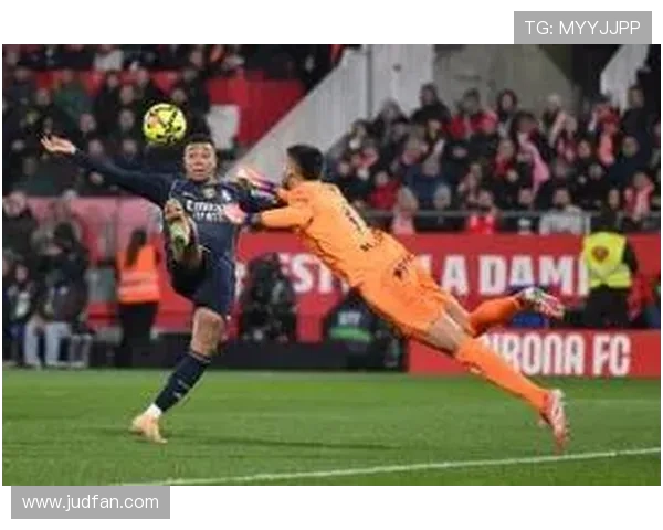 维尼修斯踢球为乐皇马冠军梦